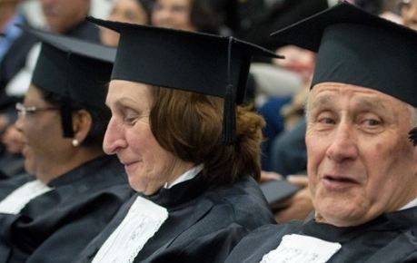 Lei garante oferta de cursos e programas de extensão a idosos em universidades